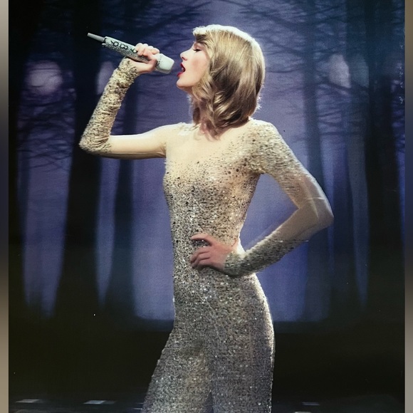Taylor Swift 1989 World Tour Book - Picture 2 of 3